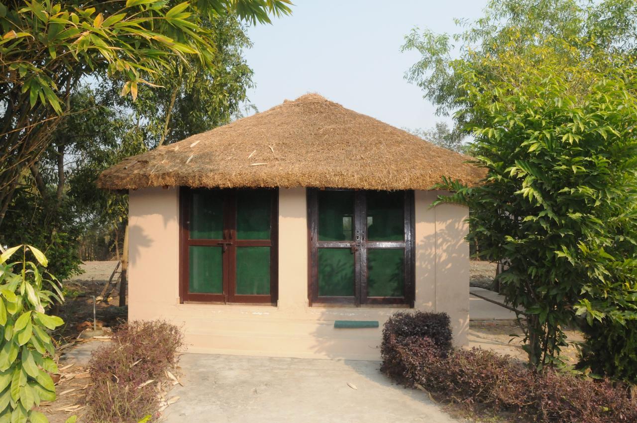 V Resorts Dudhwa Wilderness Camp Lakhimpur Exteriör bild